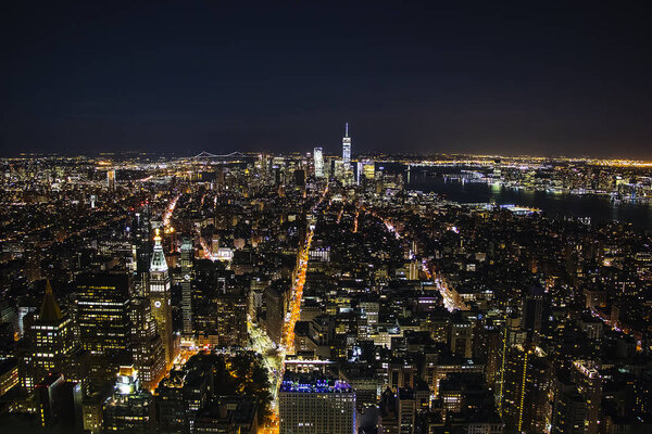 Вид с воздуха на Манхэттен ночью
