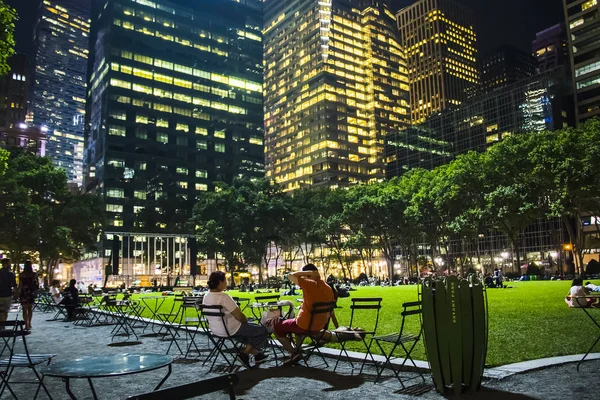 İnsanlar gece Bryant Park'ta zevk