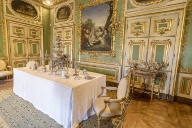  Vintage tablo ayarını çay fincanı içinde zengin ile dekore edilmiş Queluz Kraliyet Sarayı. Eski yazlık Portekizce Kraliyet ailesi tarafından kullanılan. 