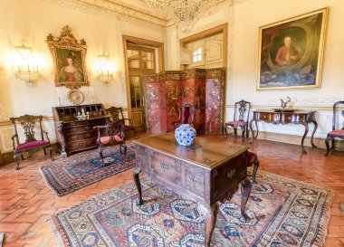 Oda iç in zengin Queluz Kraliyet Sarayı dekore edilmiştir. Eski yazlık Portekizce Kraliyet ailesi tarafından kullanılan. 