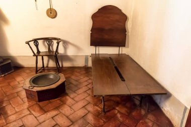 Antika ve vintage ahşap yatak odası için keşiş Mafra National Palace, manastır ve Basilica içinde. Fransisken tarikat. Barok.