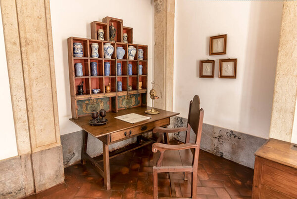 Диспенсарий XVIII века с рецептами и кастрюлями и другими фармацевтическими предметами в Национальном дворце Мафры, монастыре и базилике. Францисканский религиозный орден. Барокко
.