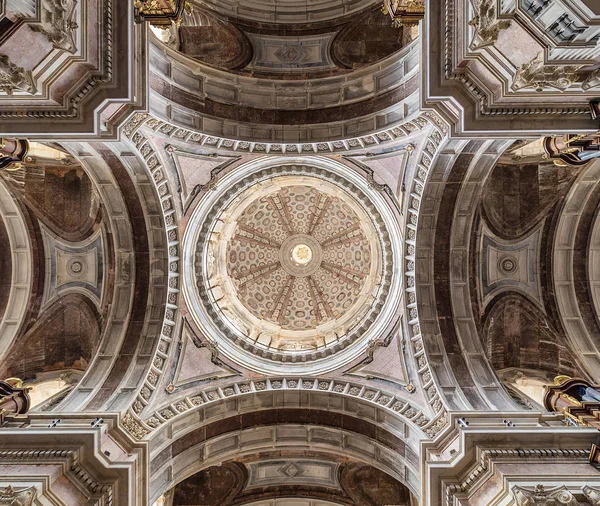 マフラ宮殿と修道院聖堂のドーム フランシスコ会修道 バロック建築 — ストック写真