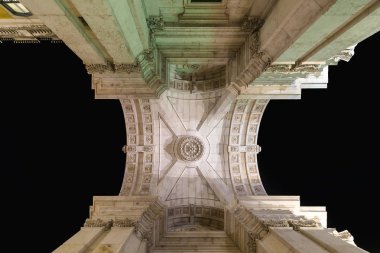 Mimari ayrıntılar Rua Augusta Arch inşa 1755 yılında Lizbon şehir, Portekiz geceleri