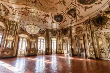 Balo Salonu, zengin Queluz Kraliyet Sarayı dekore edilmiş. Eski yazlık Portekizce Kraliyet ailesi tarafından kullanılır. Saray genellikle Portekizce Versailles adlandırılır
