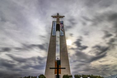 Bulutlu bir günde Lizbon bakan Kral İsa'nın kutsal alan. Katolik anıt Portekiz Dünya Savaşı girmesini serbest bırakmak için Tanrı'ya bir savunma olarak dikilmiş. Lisbon. Portekiz