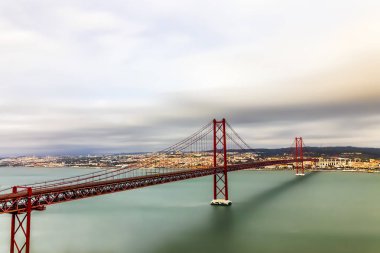 Bulutlu bir günde, Portekiz Lizbon ve puente 25 de abril Köprüsü'nün uzun pozlama fotoğraf