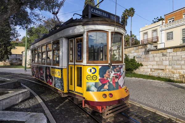 Vintage Beroemde Tramlijn Straten Van Romantische Oude Alfama Lissabon Portugal — Stockfoto