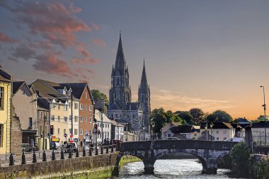 Cork görünümüyle Lee nehir ve günbatımı, İrlanda kadar manzaraya katedralde Saint Fin Barre'nın üzerinde köprü