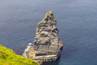 Moher kayalıklarla O'Brien'ın kulede sisli bir günde, İrlanda