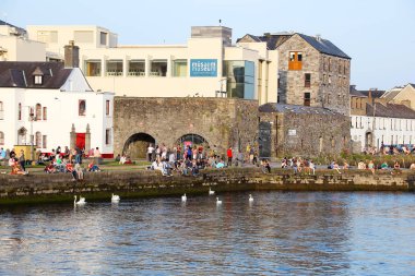 Gençler Galway limanda bira içmek