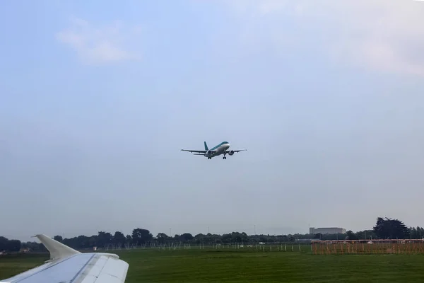 Avião Descolando Aeroporto Dublin — Fotografia de Stock