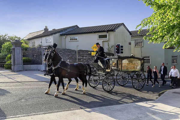 Cork Irlanti Kesäkuuta 2016 Hautajaiskulkue Hevosvetoisen Ruumisauton Kanssa — kuvapankkivalokuva