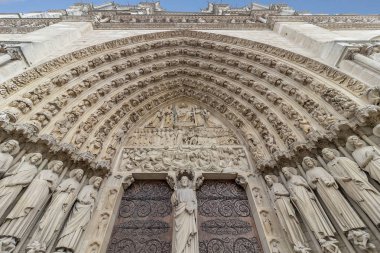 Paris'teki Notre Dame Katedrali'nin ana giriş kapısı. Heykel ve heykel, Fransa ile süslü cephe