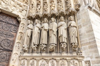 Heykel ve heykel ana giriş kapısı Notre Dame Katedrali Paris içinde. Süslü cephe, Fransa