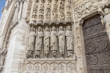 Heykel ve heykel ana giriş kapısı Notre Dame Katedrali Paris içinde. Süslü cephe, Fransa