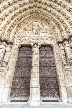 Paris'teki Notre Dame Katedrali'nin ana giriş kapısı. Heykel ve heykel, Fransa ile süslü cephe
