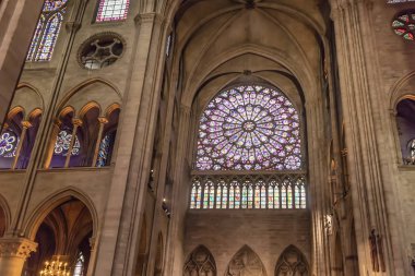 Paris, Fransa - 13 Mart 2018: Notre dame Katedrali Notre Dame de vitray pencere. Notre Dame Katedrali Notre Dame, Kuzey gül pencere 1250 tarihleri ve aynı zamanda 12.9 metre çapında. Ana teması olan eski ahit
