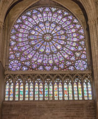 Paris, Fransa - 13 Mart 2018: Notre dame Katedrali Notre Dame de vitray pencere. Notre Dame Katedrali Notre Dame, Kuzey gül pencere 1250 tarihleri ve aynı zamanda 12.9 metre çapında. Ana teması olan eski ahit