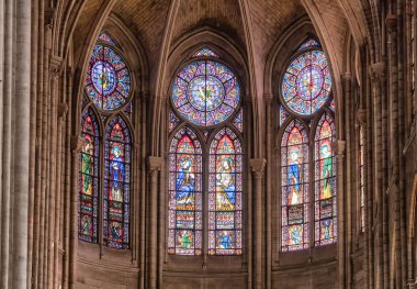 Paris, Fransa - 13 Mart 2018: Notre dame Katedrali Notre Dame de vitray pencere. 