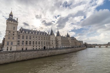 Conciergerie ve seine nehri Sarayı