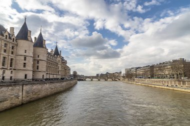 Conciergerie ve seine nehri Sarayı
