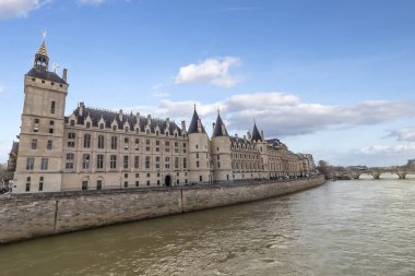 Conciergerie ve seine nehri Sarayı