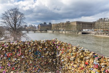 Paris, Fransa - 13 Mart 2018: Aşk kilitleri sokak lambası asmak