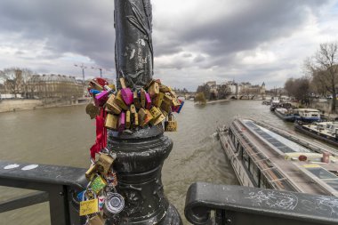 Paris, Fransa - 13 Mart 2018: Aşk kilitleri sokak lambası asmak