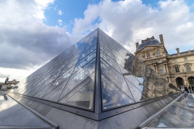 Paris, Fransa - 17 Mart 2018: Ünlü piramit yansımaları ile Louvre Musée du Louvre, görünümünü