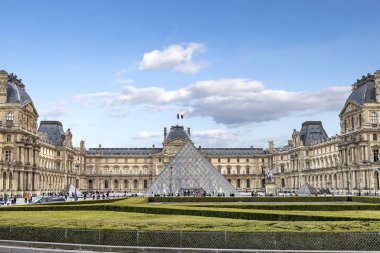 Paris, Fransa - 17 Mart 2018: Louvre Musée du Louvre ve Louvre Sarayı ünlü piramit görünümünü