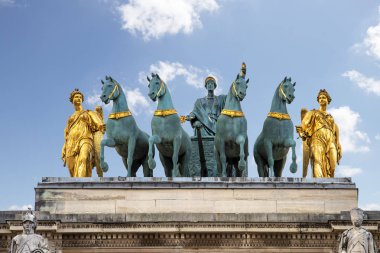 Zafer takı (Arc de Triomphe du atlıkarınca) Tuileries Gardens Paris, Fransa 