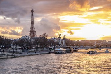 Seine Nehri, Pont Alexandre III ve Eyfel Kulesi Paris, şaşırtıcı günbatımı