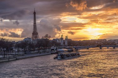 Seine Nehri, Pont Alexandre III ve Eyfel Kulesi Paris, şaşırtıcı günbatımı