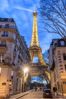 Paris, Fransa - 13 Mart 2018: geceleri aydınlatılmış görünümü Eyfel Kulesi