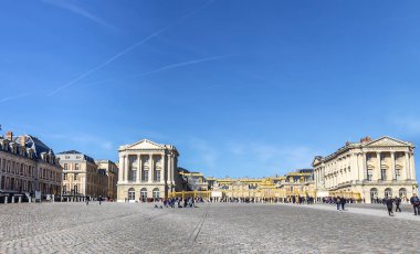 Versailles Sarayı'nın dış cephesi ile sıra bekleyen turist ziyaret etmek