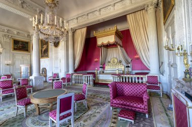 Versailles, Fransa - 14 Mart 2018: Yatak odası büyük Trianon Palace (Grand Trianon) Versailles etki alanı kuzeybatı kesiminde yer alan içinde. Kraliçe Marie Antoinette Köşkü oldu