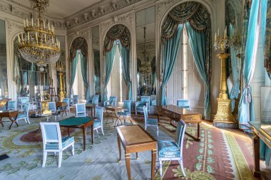 Versailles, Fransa - 14 Mart 2018: Oda büyük Trianon Palace (Grand Trianon) Versailles etki alanı kuzeybatı kesiminde yer alan içinde. Kraliçe Marie Antoinette Köşkü oldu
