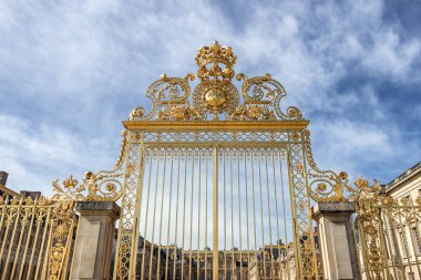 Versailles Sarayı, Paris, Fransa'nın dış cephe ana altın kapı