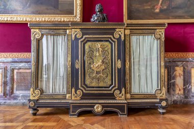 Versailles, Fransa - 14 Mart 2018: Altın ve maun mobilyalar Royal Palace Versailles Fransa 