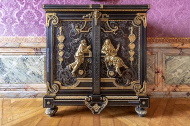 Versailles, Fransa - 14 Mart 2018: Altın ve maun mobilyalar Royal Palace Versailles Fransa 
