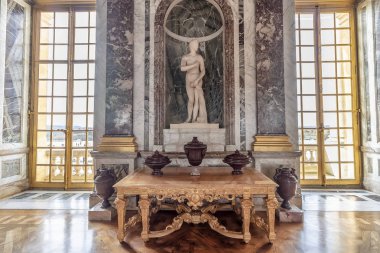 Versailles, Fransa - 14 Mart 2018: Hall of Mirrors (Galerie des Glaces) Royal Palace Versailles Fransa büyük pencerelerde