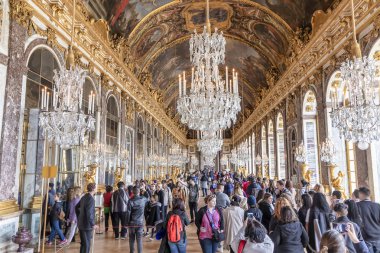 Versailles, Fransa - 14 Mart 2018: Hall of Mirrors (Galerie des Glaces) Royal Palace Versailles Fransa ziyaretçi ile