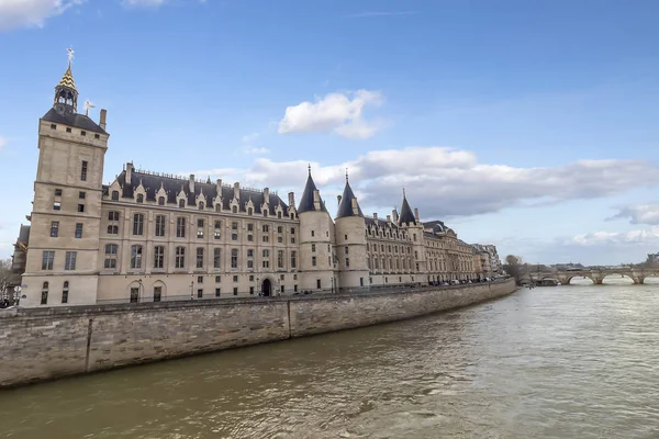 Conciergerie ve seine nehri Sarayı