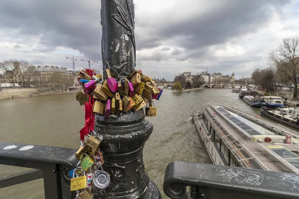 París Francia Marzo 2018 Cierres Amor Cuelgan Calle Lámpara —  Fotos de Stock