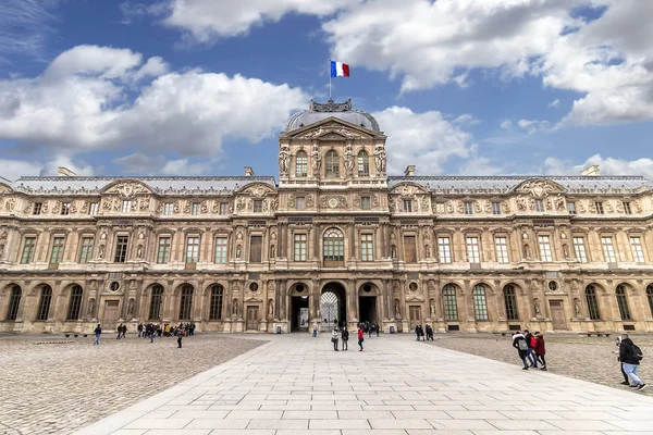 Paris, Fransa - 13 Mart 2018: Görünümünü ikonik Louvre Sarayı 