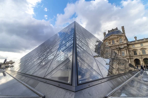 Paris France March 2018 View Famous Pyramid Louvre Museum Reflections — Stock Photo, Image