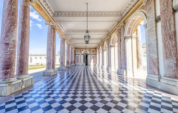Grand Trianon Palace Versailles, Fransa Paris, Fransa koridorlarında bahçelerde koridorda. Versay Sarayı Kraliyet chateau Versailles, Fransa olduğunu.