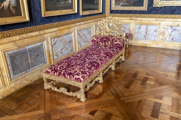 Versailles Francja Marca 2018 Luksusowe Złote Divan Wewnątrz Royal Palace — Zdjęcie stockowe