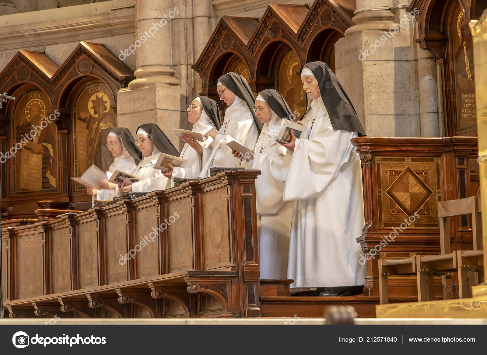 2018　フランス　カトリック教会とイエスの聖心に捧げ　修道女たちは　ローマ　マイナーなバシリカ　パリの神聖な中心の中祈り